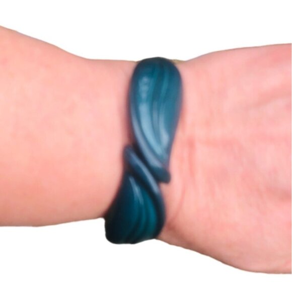 Vintage 1980s Dark Green Faux Bypass Lucite Bangle Bracelet Size Large - Picture 2 of 7